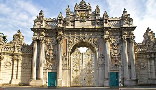 dolmabahçe palace , dolmabahce , قصر طولمة باغجة , قصر السلاطين العثمانيين , سعر دخول قصر دولمة بهجة , كيفية الوصول إلى قصر دولمة بهجة ,