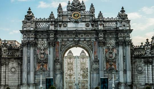 dolmabahçe palace , dolmabahce , قصر طولمة باغجة , قصر السلاطين العثمانيين , سعر دخول قصر دولمة بهجة , كيفية الوصول إلى قصر دولمة بهجة ,